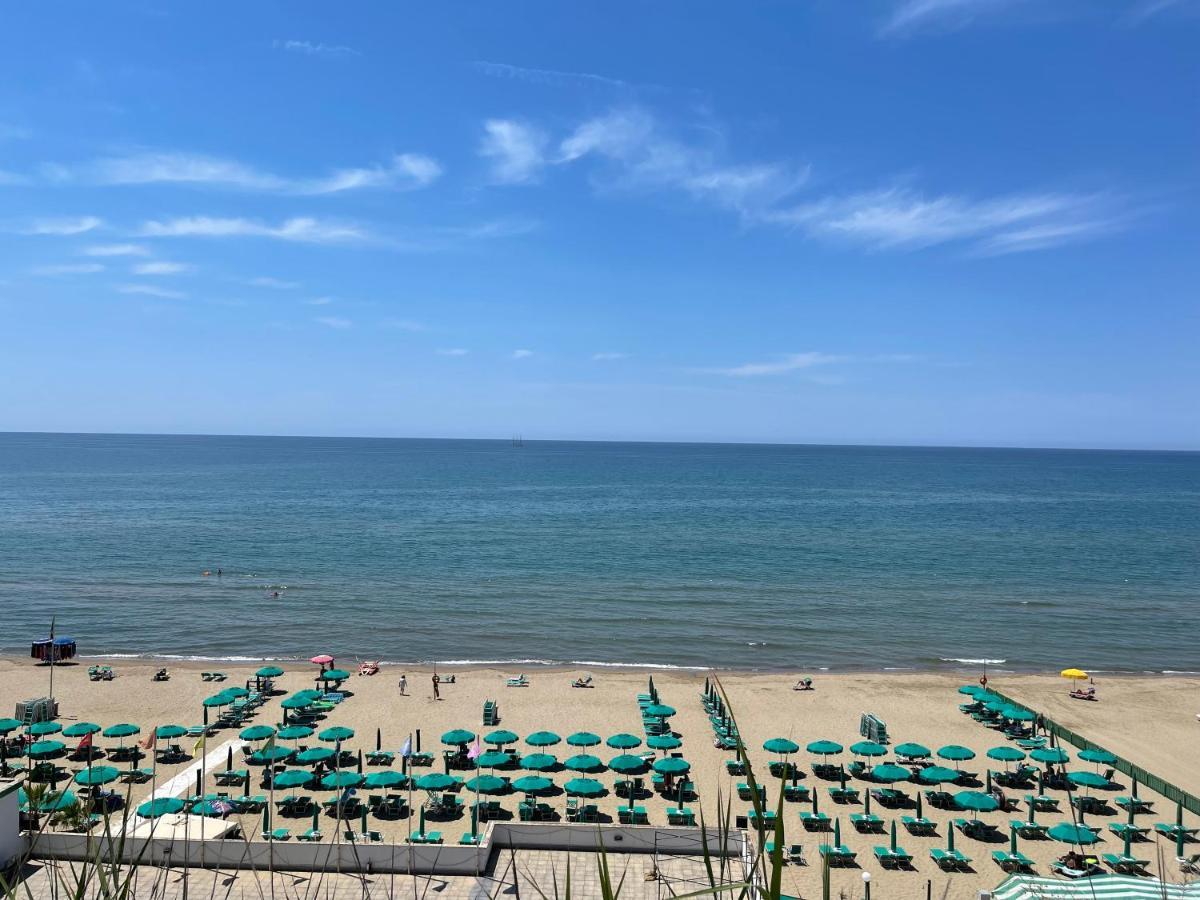 Domus Lavinia "Levante" - Anzio Bagian luar foto